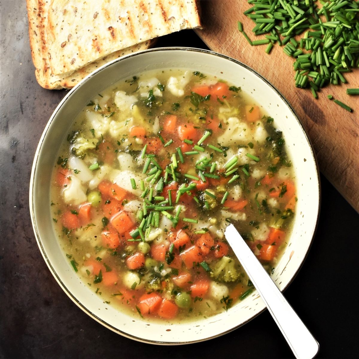 https://www.everydayhealthyrecipes.com/wp-content/uploads/2021/04/chunky-vegetable-soup.jpg